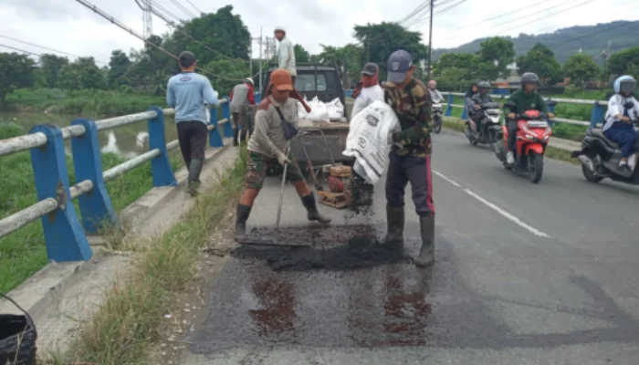 Pembenahan Jalan Di Ruas Jalan Campurdarat – Sodo