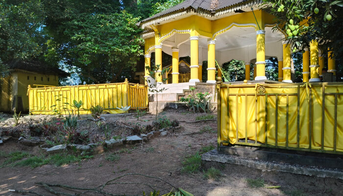 MKMAMKB Pasang 4 Kelambu Kuning di Makam Keramat Kubah Batu Bara