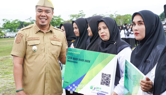 Penuhi Janji Politik, Wakil Bupati Batu Bara Serahkan Kartu BPJS Ketenagakerjaan Bagi Guru Non ASN