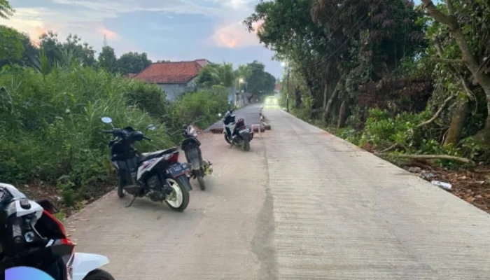 Janji Politik Pemkab Sampang Dianggap Gagal, Warga Tlagah Bangun Jalan Poros Sendiri