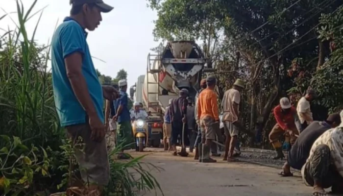 Warga Tlagah Bangun Jalan Poros Secara Swadaya: Ikhtiar Ikhlas Demi Sampang yang Lebih Indah