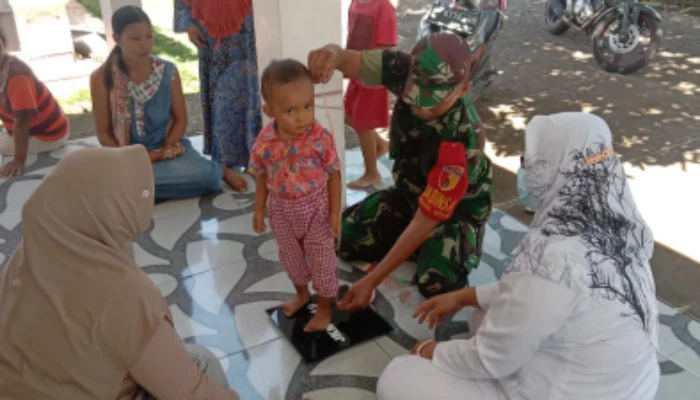 Babinsa Produktif! Serka Chozin Jadi Andalan Warga Saat Posyandu Berlangsung