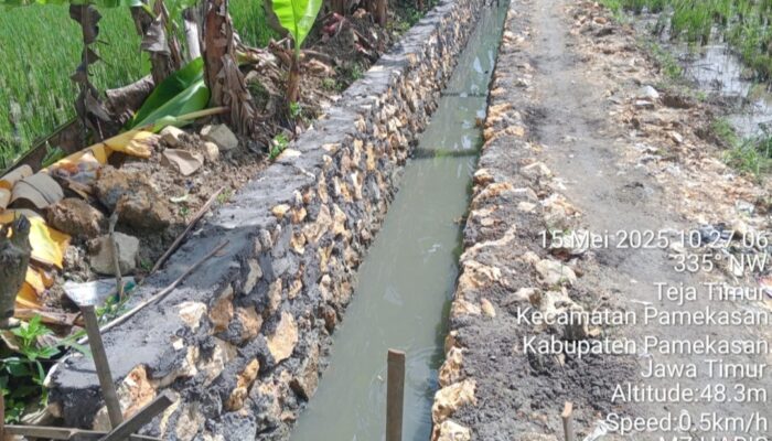 Dikerjakan Ditengah Genangan Air, Proyek Saluran Air di Desa Teja Timur Terkesan Asal Jadi