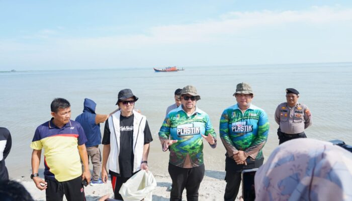 Peringati Hari Lingkungan Hidup Sedunia, Bupati Batu Bara Bersihkan Sampah Plastik di Pantai Belacan