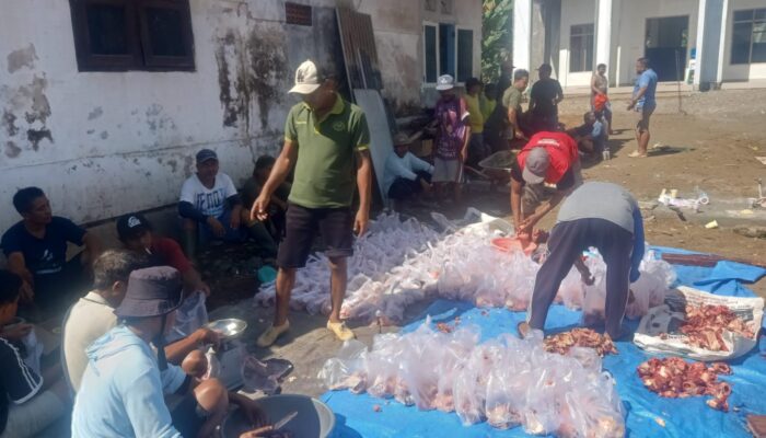 Viral! Hampir Setiap Tahun IWB Bagikan Daging Qurban di Masjid Al-Mukhlisin
