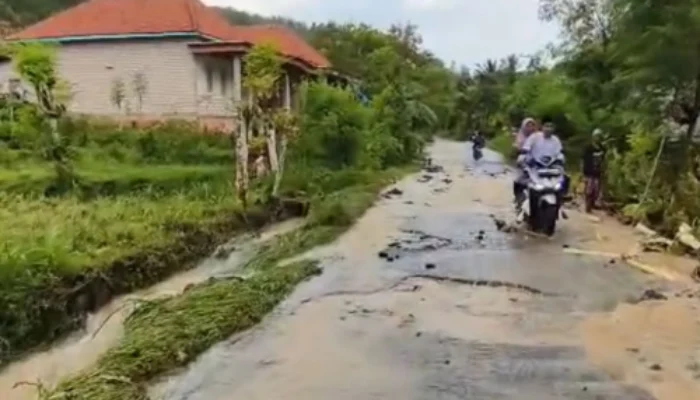 Akses Jalan ke Rumah Wabup Hancur, Pemkab Sampang Dikritik