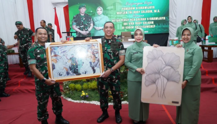 Berintegritas Tinggi, Mayjen TNI Rudy Beri Penghargaan Tiga Prajurit Koramil Masalembu
