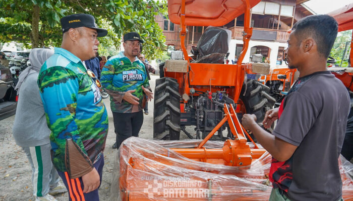 Dukung Program Ketahanan Pangan, Bupati dan Wakil Batu Bara Serahkan 8 Unit Traktor kepada Kelompok Tani