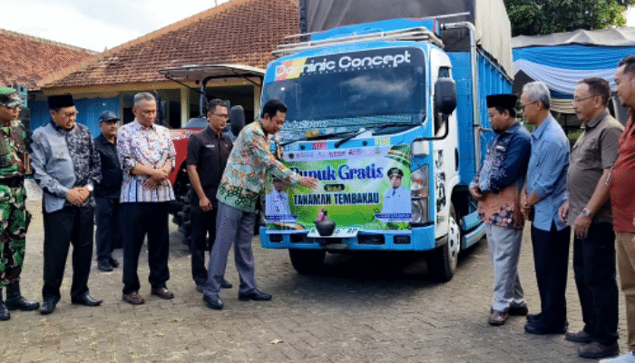 130 Ton Pupuk Gratis Disalurkan, Bupati Bondowoso Pecah Kendi Simbolis untuk Petani Tembakau