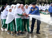 Sosialisasi Seru dan Edukatif: Water Party Damkar di SD Plus Al-Islah Bondowoso