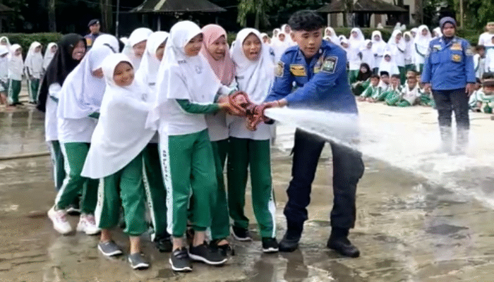 Sosialisasi Seru dan Edukatif: Water Party Damkar di SD Plus Al-Islah Bondowoso