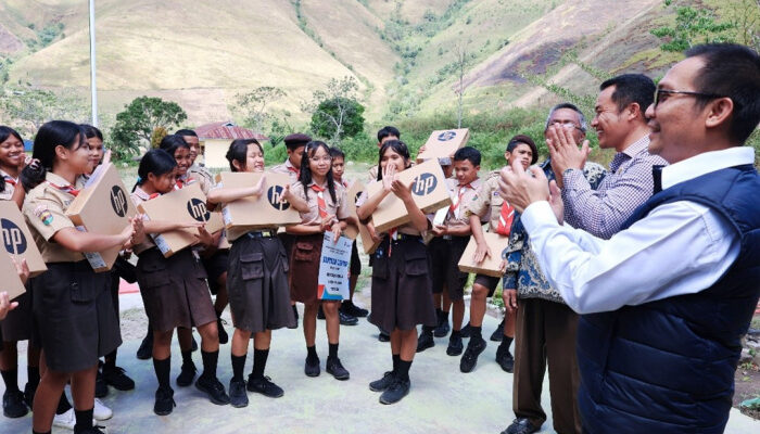 Jalankan Program TJSL, PT. Inalum Salurkan 16 Laptop ke Sekolah Samosir