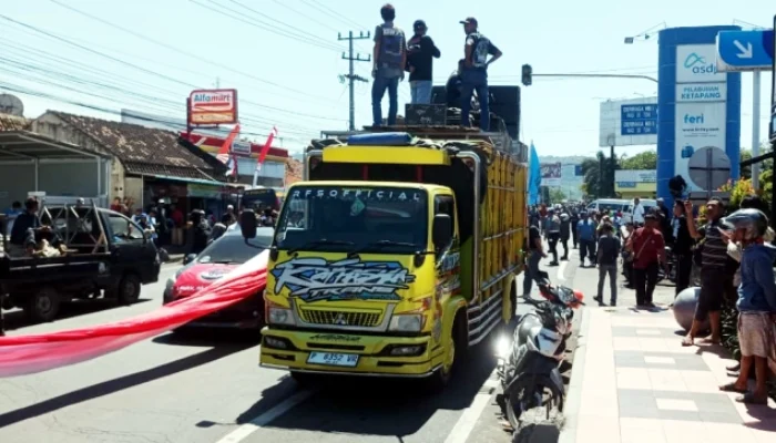 Bentangkan Bendera Merah Putih, Ratusan Driver Gelar Aksi Demo di Depan ASDP Banyuwangi