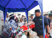 Tanamkan Semangat Nasionalisme, Bupati dan Wabup Batu Bara Bagikan Bendera Merah Putih