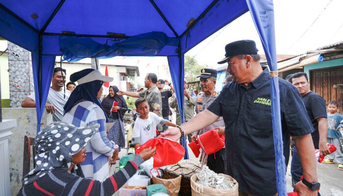 Tanamkan Semangat Nasionalisme, Bupati dan Wabup Batu Bara Bagikan Bendera Merah Putih