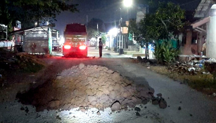 Warga Desa Pondoh Senang Sepanjang Jalan Menuju Desa Segeran Dibeton