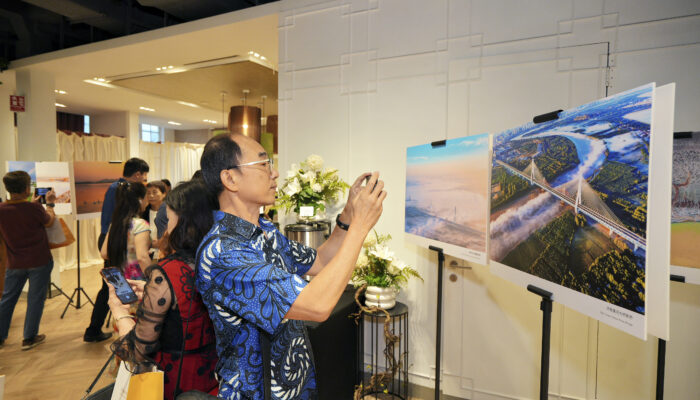 “Dialogue with Que and Hua Mountains” Theme Art Exhibition Opens in Singapore