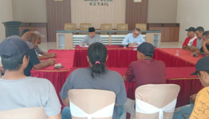 Geruduk Kantor Desa, Warga Dusun Krajan 1 Tolak Kepala Dusun “Impor”