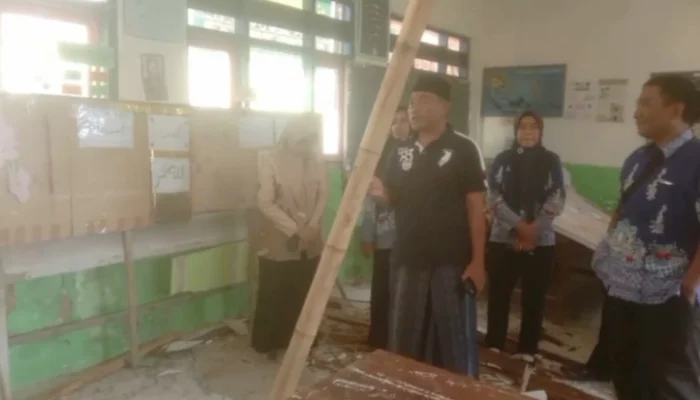 SDN Bunten Barat 3 Sampang Ambruk, Beruntung Tak Ada Korban