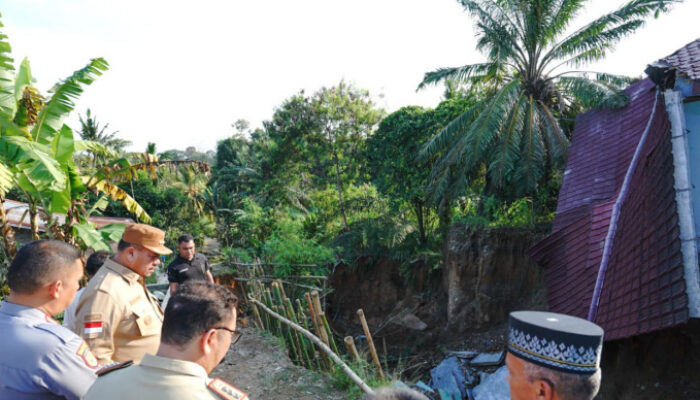 Bupati Batu Bara Tinjau Lokasi Tanah Longsor di Kecamatan Lima Puluh