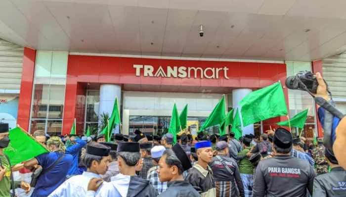 Santri Jember Geruduk Transmart: Tuntut Trans Media Minta Maaf Atas Dugaan Pelecehan Pesantren