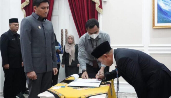 Tandatangani Kontrak Kerja Dengan Bupati, Perumdam Tirta Dharma Ayu Resmi Dipimpin Direktur Baru