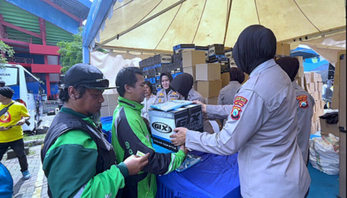 Ribuan Driver Ojol Deklarasi Kamtibmas “Jogo Jatim” di Stadion Gajayana Polresta Malang Kota Berbagi Beras dan Helm Gratis