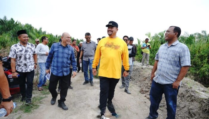 Bupati Batu Bara Tinjau Sungai Tertutup di Desa Nenas Siam