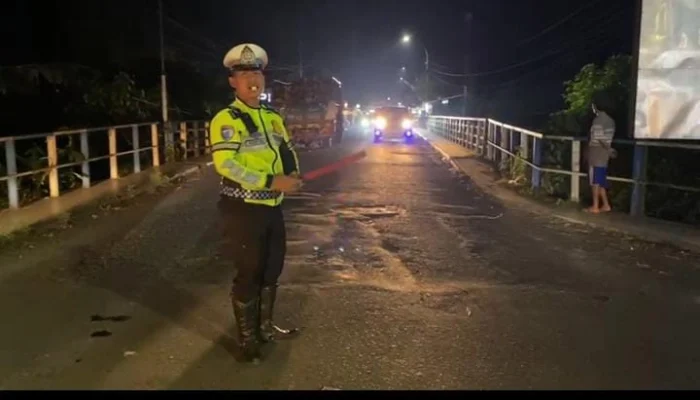 Bripda Arifin Satlantas Polres Bondowoso Urai Kemacetan di Jembatan Koncer