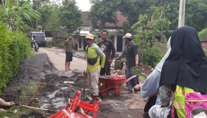 Proyek Jember Dikeluhkan Warga: Material Berserakan, Warga Terpeleset Jadi Korban
