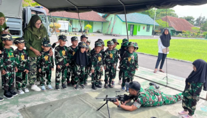 Kunjungi Yonarmed 8/UY Pelajar TK Antusias Belajar Disiplin Sejak Dini