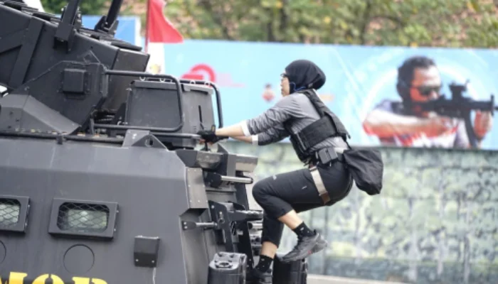 HUT Brimob ke 80 Polwan Polda Jatim Tampilkan Srikandi Challenge Penuh Adrenalin