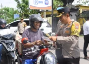 Operasi Zebra Semeru 2025, Kapolres Bondowoso Bagikan Brosur Bagi Pengguna Jalan