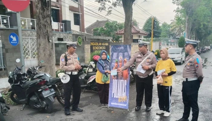 Polantas Polres Bondowoso Sapa Masyarakat Pengunjung Car Free Day, Ajak Warga Tertib Berlalu Lintas