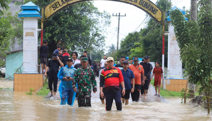 Tinjau Titik Banjir, Wabup Syafrizal Pastikan Warga Tetap Aman