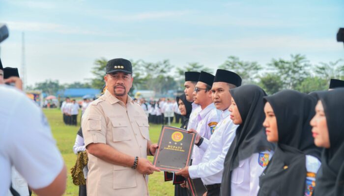 Serahkan SK PPPK Penuh Waktu dan PPPK Paruh Waktu, Bupati Baharuddin Berpesan Tingkatkan Kinerja dan Pelayanan kepada Masyarakat