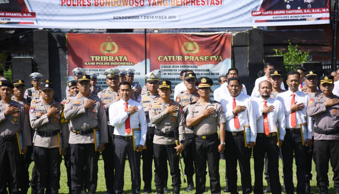 Kenaikan Pangkat, Kapolres Bondowoso Berikan Penghargaan kepada Delapan Anggota Berprestasi