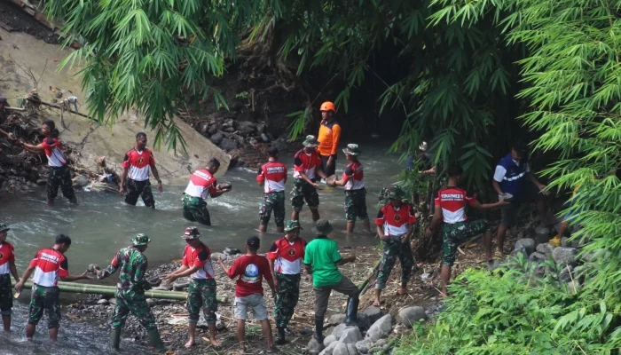 Yonarmed 8/UY Gerak Cepat Bantu Pemulihan dan Penguatan Struktur Tebing Sungai Kaliwates Akibat Longsor