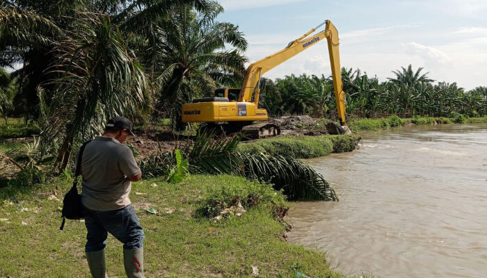Luapan Sungai Suka Putuskan Jalan Nenas Siam, Bupati Baharuddin Langsung Perintahkan Penanganan