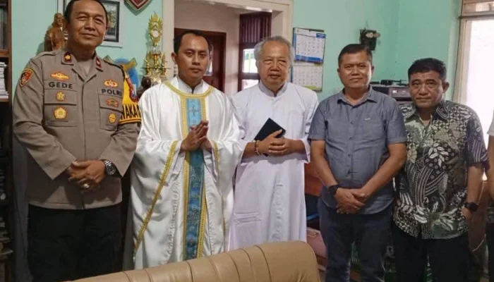 Tebar Damai Natal Kompol I Gede Suartika Sapa Umat Katolik di Bondowoso