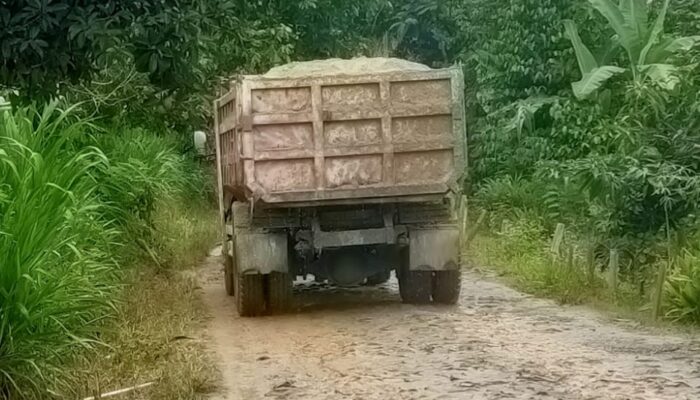 Jalan Utama Desa di Lampung Selatan Rusak Parah, Warga Kecam Tambang Pasir Ilegal Diduga Jadi Penyebab
