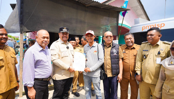 Tinjau Pelaksanaan Berlayar, Bupati Baharuddin Ingatkan Warga untuk Gaya Hidup Sehat