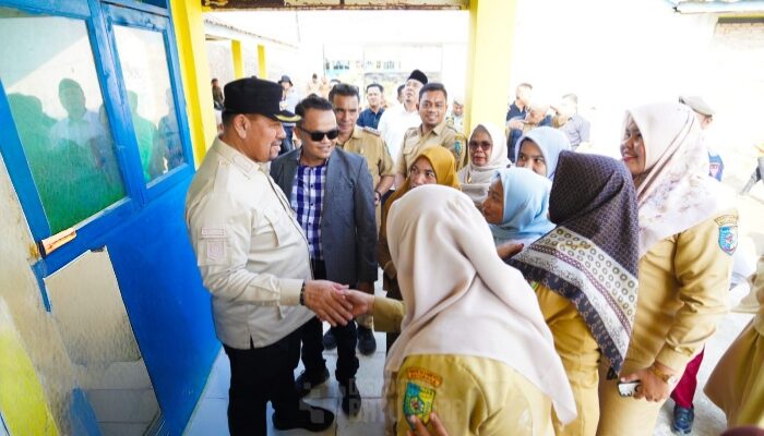 Kunjungi SDN 05 dan SDN 09 Desa Bogak, Bupati Baharuddin Pastikan akan Lakukan Perbaikan 