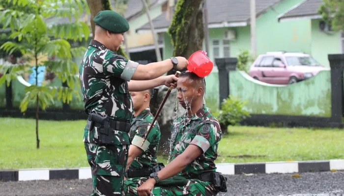 Yonif 515 UTY/9/2 Kostrad Gelar Tradisi Penyambutan Warga Baru