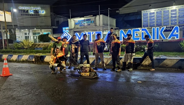 Peduli Pengguna Jalan, PATAS Bondowoso Gercep Tambal Aspal Berlubang