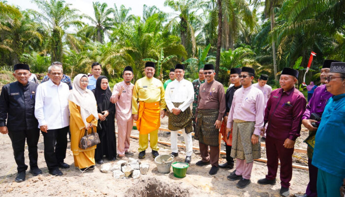 Bupati Batu Bara Letakkan Batu Pertama Pembangunan Rumah Tahfiz di Desa Pulau Sejuk