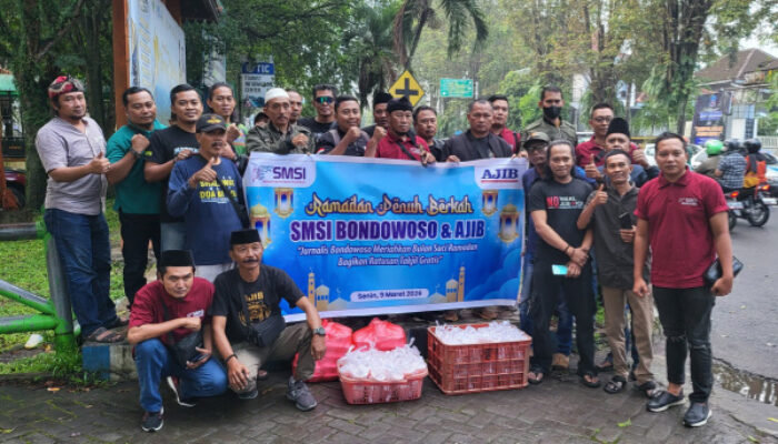 Solidaritas Jurnalis Bondowoso! SMSI dan AJIB Berbagi Takjil di Depan Radio Mahardika