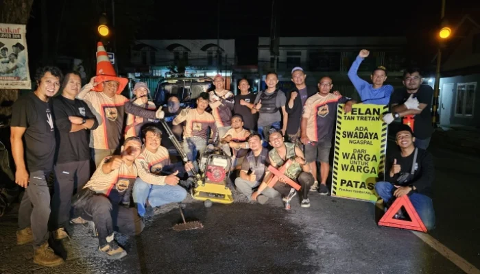 Makelar Akherat Kembali Gelar Aksi Tambal Jalan Berlubang di Bondowoso