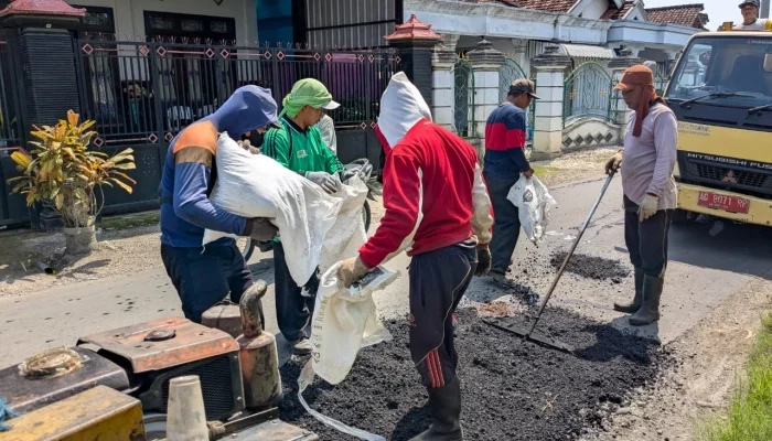 Kejar Target Dua Hari, Perbaikan Jalan Gebang–Ngebong Campurdarat Dikebut