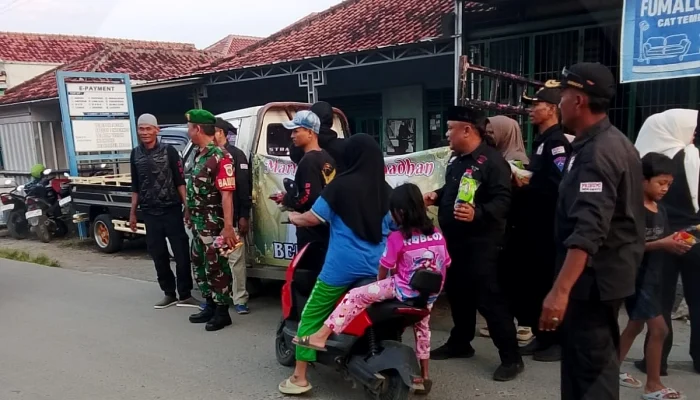 Sinergi Ramadhan, Ormas PIB Bagikan Paket Takjil Bersama Muspika se-Kecamatan Sliyeg